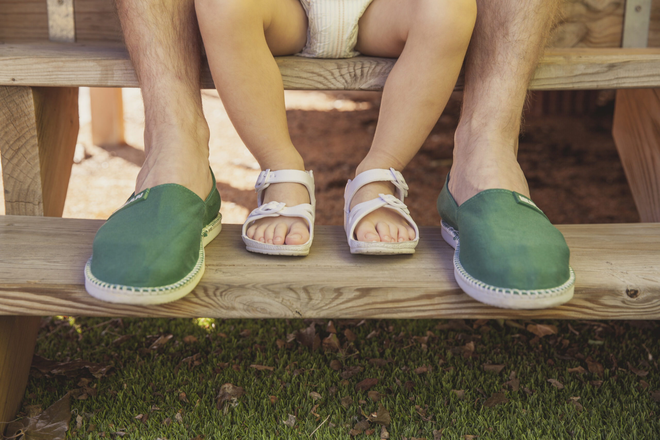 Padre e hijo con calzado Huran Shoes: alpargatas verdes y sandalias blancas
